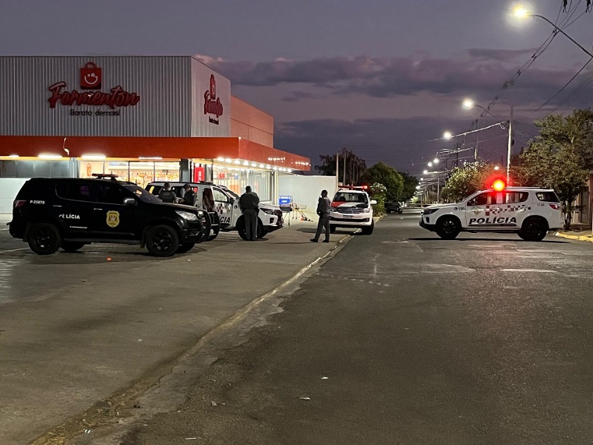 Criminosos tentam explodir caixa eletrônico em supermercado de Araraquara