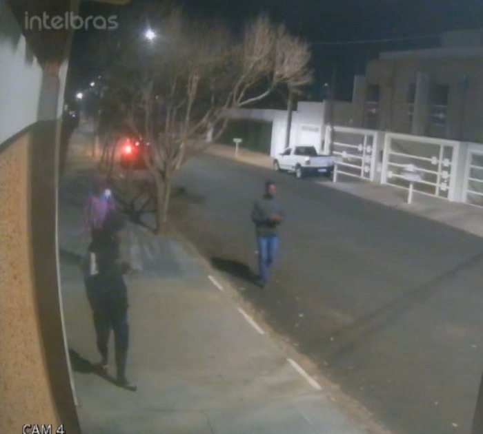VÍDEO: Câmeras flagram trio que agrediu e roubou jovem após marcar encontro pelo Instagram no Jardim Imperador