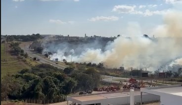 Fogo atinge mata perto do Shopping Jaraguá e prejudica motoristas