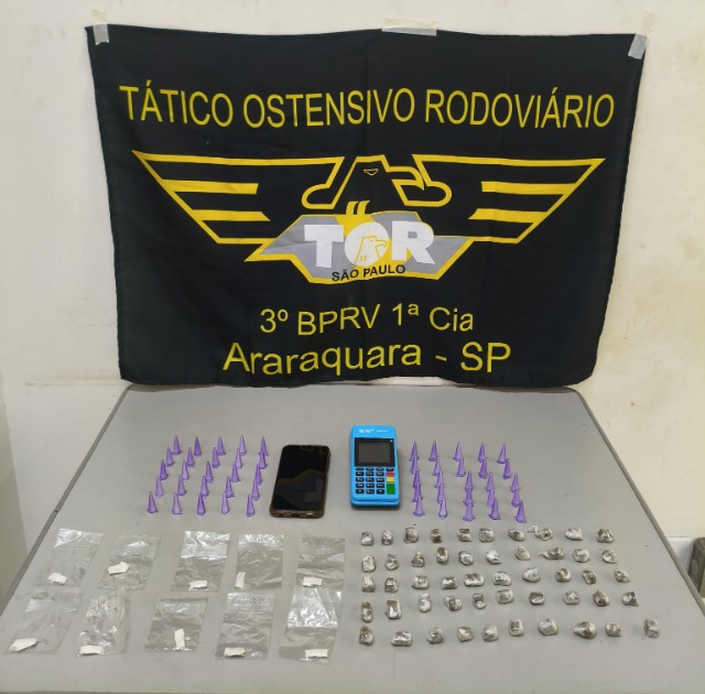 Dupla é presa pelo TOR com drogas e máquina de cartão na SP-310 em Araraquara