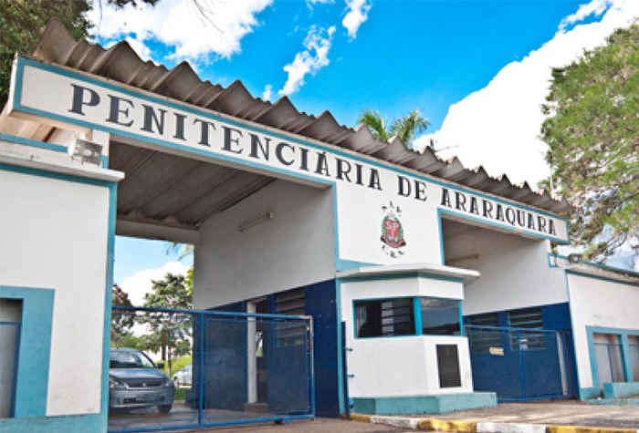 Mulher é presa ao tentar entrar com drogas na Penitenciária de Araraquara