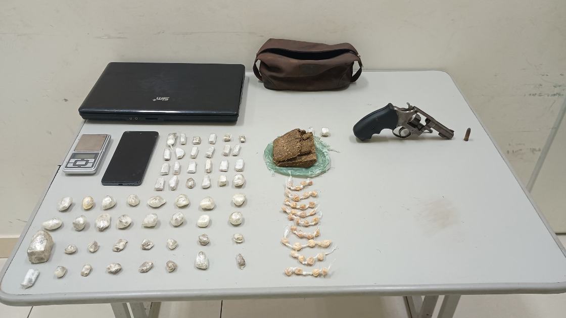 Traficante é preso pela PM com drogas, arma e notebook em barraco no Parque São Paulo