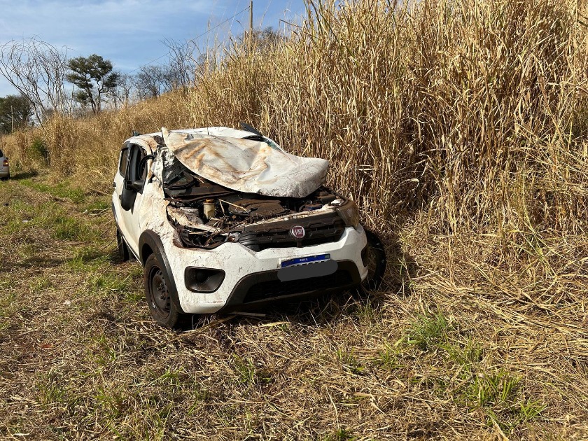 Mãe e filho de 8 anos ficam feridos após acidente de carro em vicinal de Araraquara