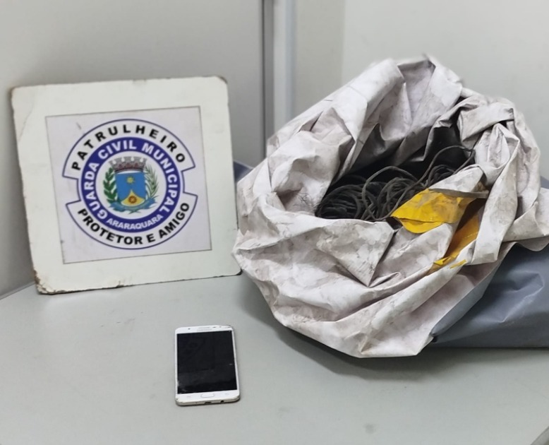 Dupla foge da GCM, abandona moto e 14 kg de fios de cobre no Vale do Sol