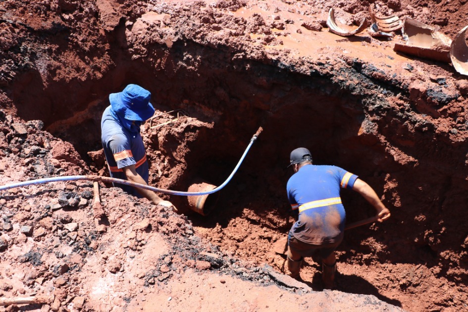 Rompimento de adutora deixa bairros sem água e complica trânsito em Araraquara