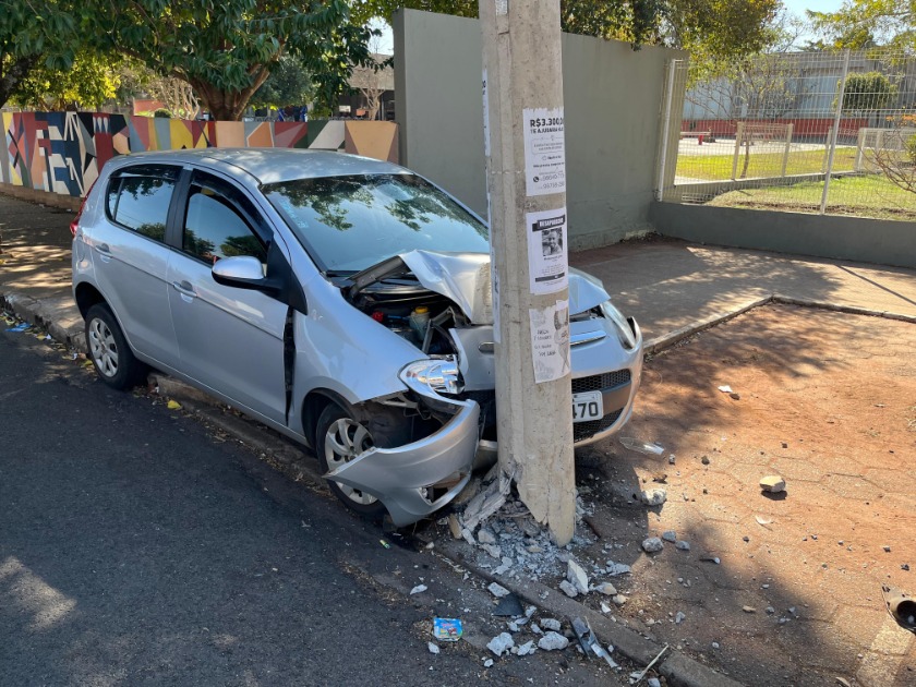 Motorista fica gravemente ferido após bater carro contra poste na Vila Xavier, em Araraquara