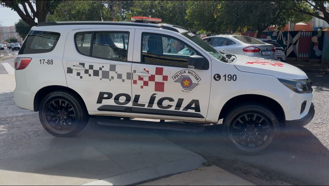 Idosa é chamada no portão de casa e roubada por criminoso no Jardim Brasil