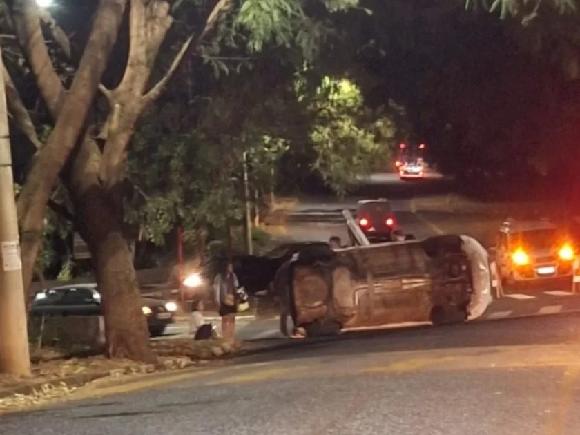 Carro capota após colisão em cruzamento no Jardim Dom Pedro l