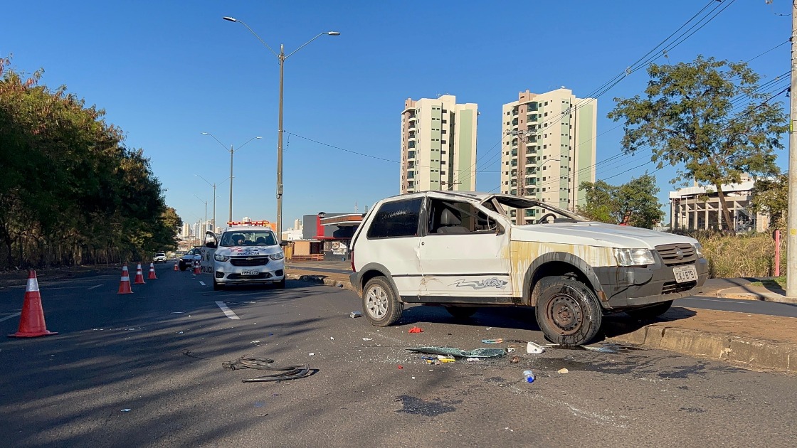 Motorista fica ferido após capotar carro em colisão na Via Expressa em Araraquara
