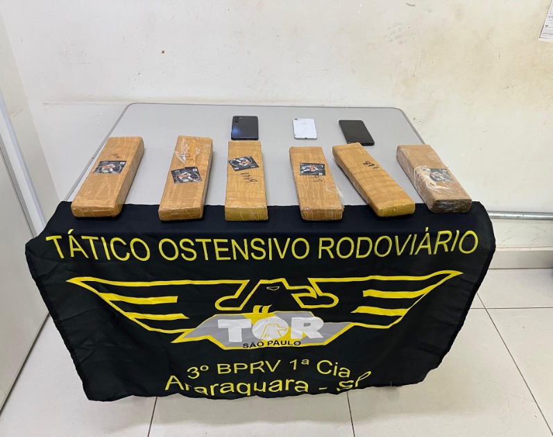 TOR intercepta carro e prende quatro pessoas com 6 tijolos de maconha na SP-255 em Araraquara