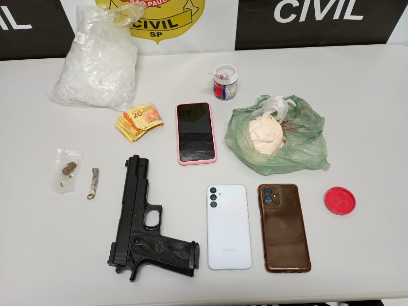 Operação: Polícia apreende drogas e arma falsa; suspeito de roubo é preso