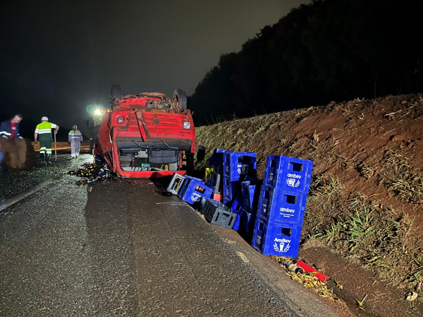 Caminhão carregado com bebidas capota e deixa dois feridos na SP-310 em Araraquara