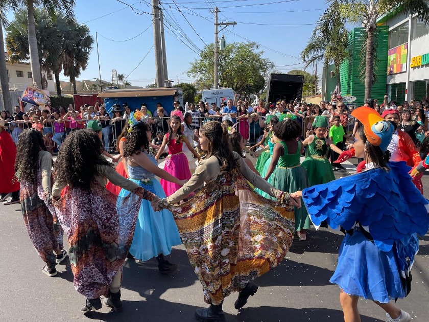 Bóra? Araraquara faz 208 anos com desfile, ônibus de graça e shows na faixa