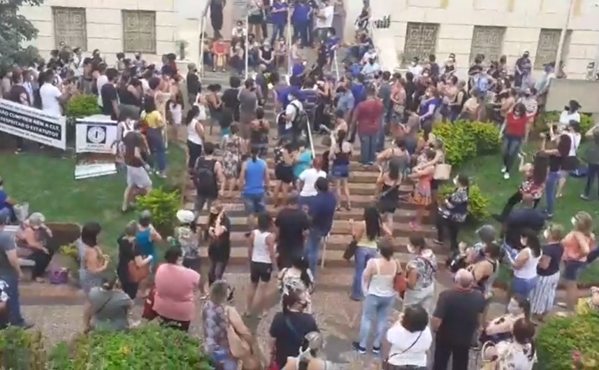 Servidores Municipais fazem protesto em frente a Câmara contra a “Lei do Estatuto”
