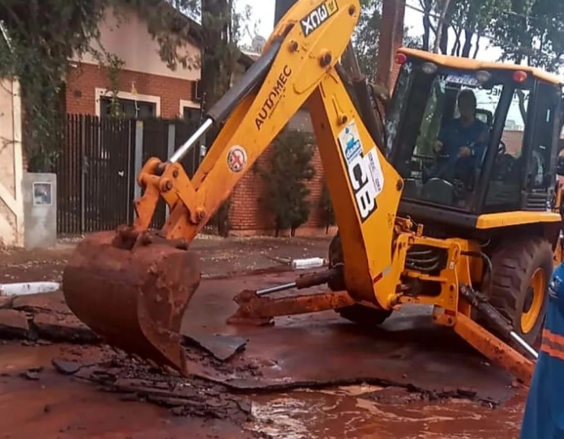 Rompimento de adutora interrompe abastecimento de água em 15 bairros de Araraquara