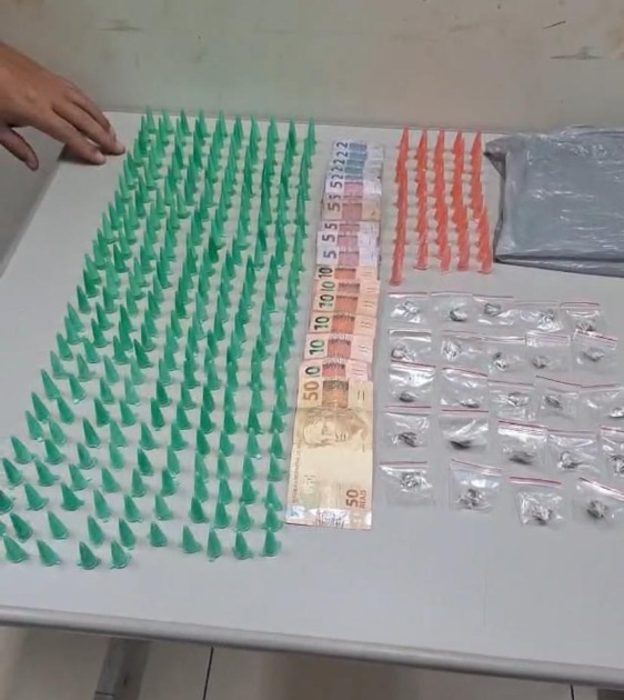 Traficante tenta fugir pelo telhado e acaba preso pela PM com mais de 300 pinos de cocaína no Jardim São Rafael