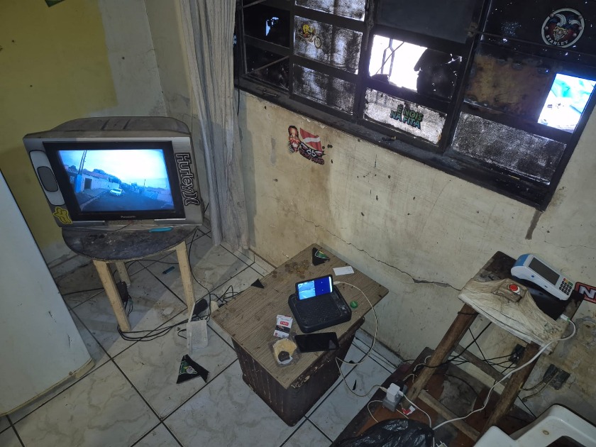 Imagens mostram casa fortificada usada para o tráfico descoberta pela DISE no Vale do Sol; casal foi preso