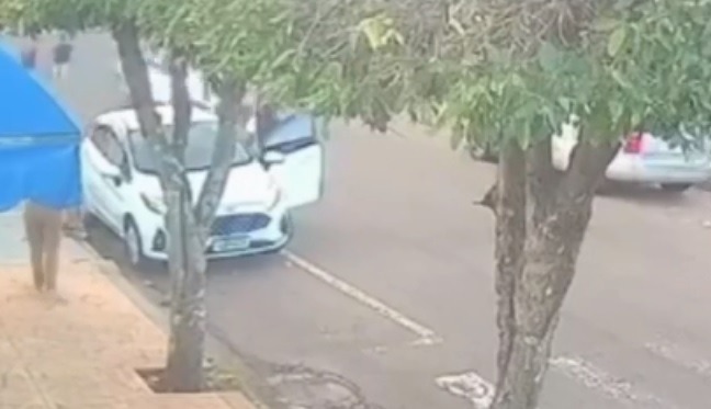 Mãe é surpreendida por assaltantes enquanto deixava filhos no carro em Araraquara