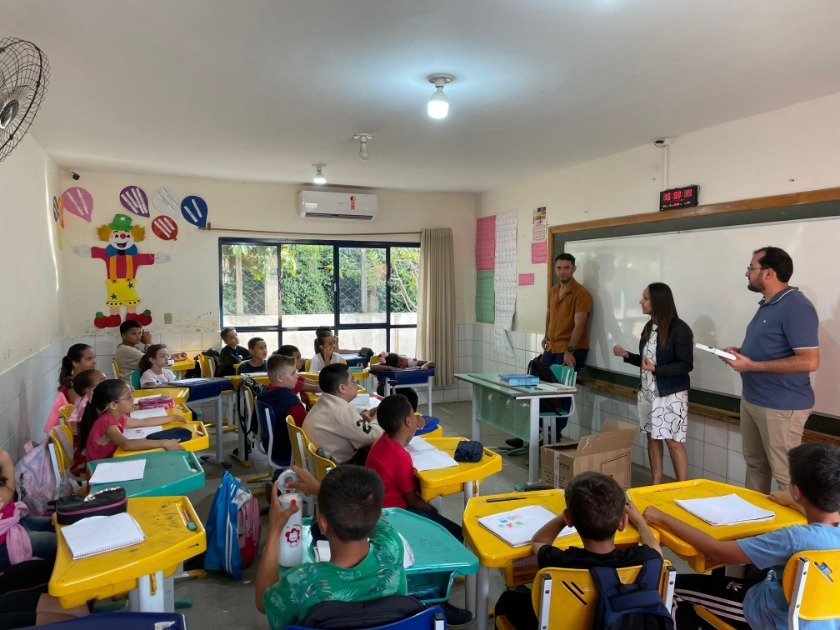 Alunos do ensino fundamental de Trabiju recebem tablets para uso na escola