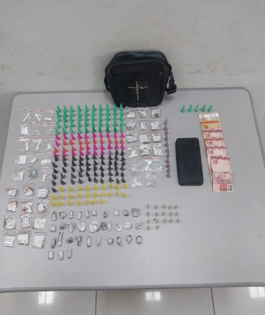 Dupla é presa pela PM com cocaína, crack e maconha no Jardim São Rafael