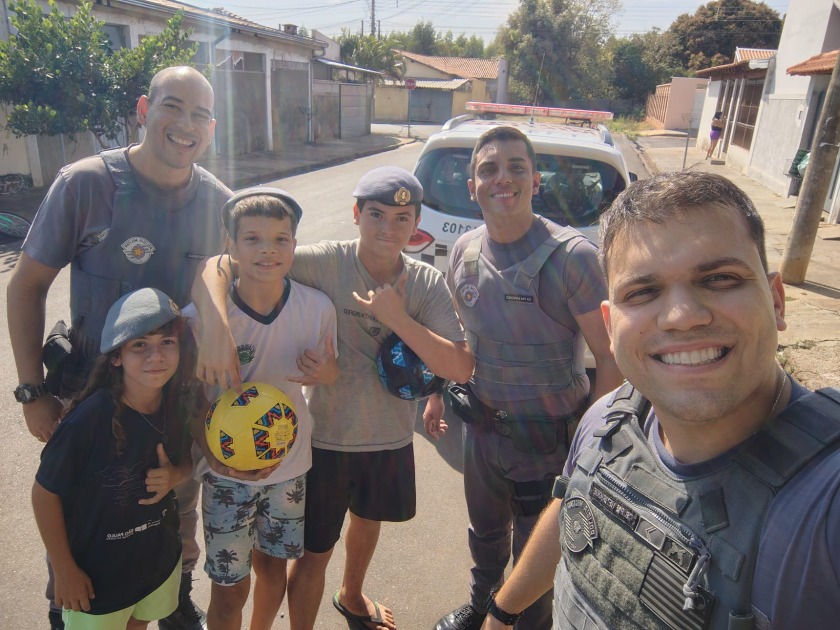 Policiais Militares presenteiam crianças com bolas de futebol no Centro de Boa Esperança do Sul