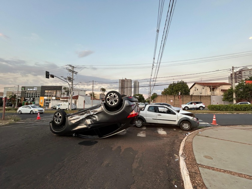 Colisão entre carros termina em capotamento na Vila Harmonia