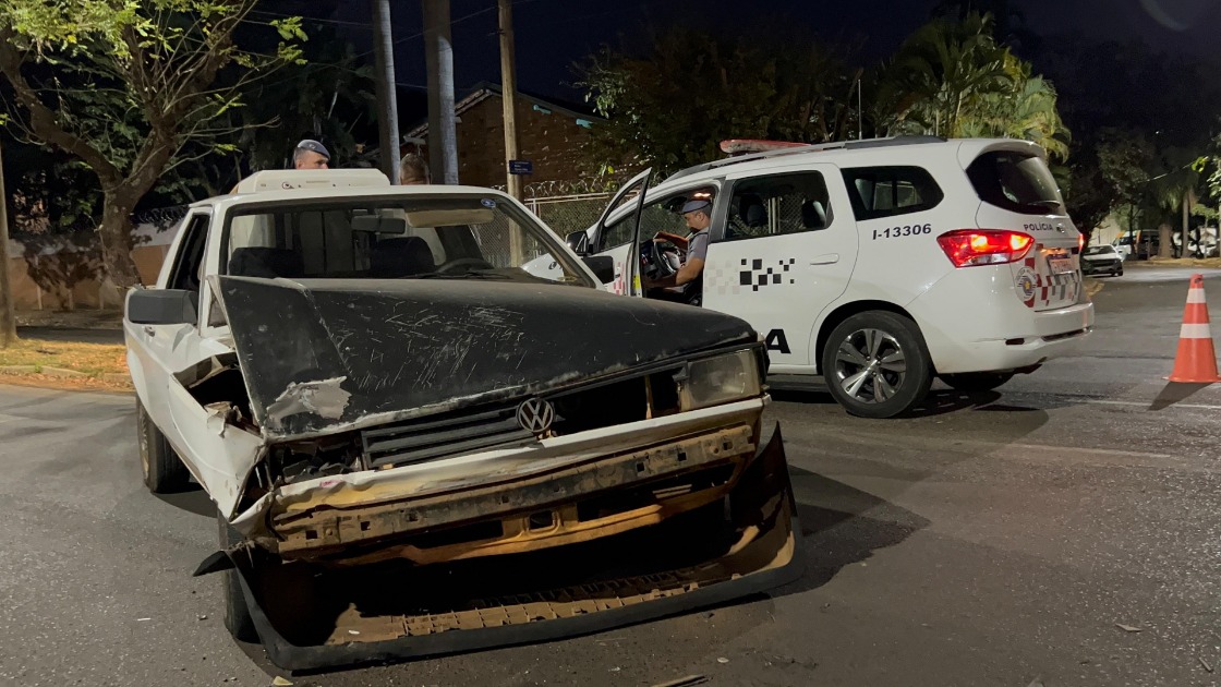 Passageiro fica ferido após colisão entre dois carros no Jardim Primavera