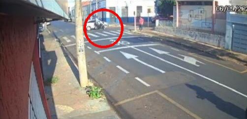 VÍDEO: Motociclista avança sinal vermelho e fica ferido após colidir com carro no Centro de Araraquara