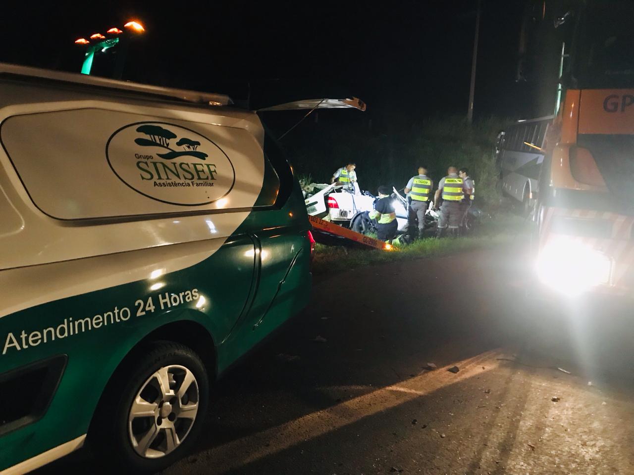 Carro é esmagado e motorista morre em acidente com ônibus na SP-255