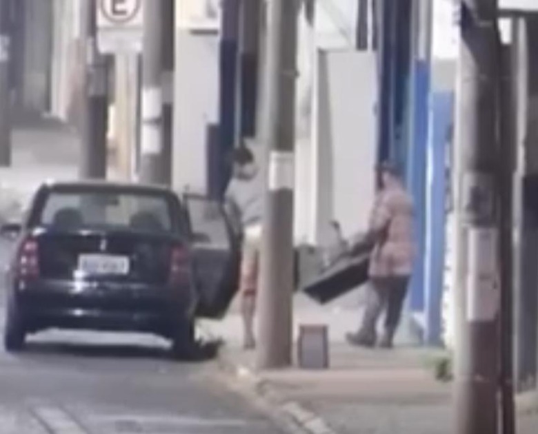 VÍDEO: Câmeras flagram furto em comércio e dupla é presa pela GCM no Quitandinha ll
