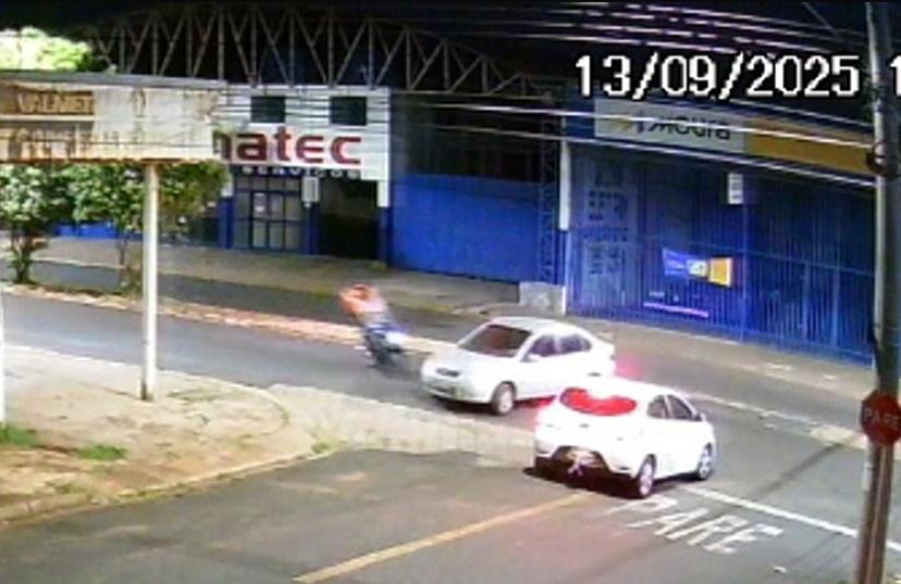 VÍDEO: Motorista foge após provocar acidente e deixa entregador ferido no Jardim Quitandinha