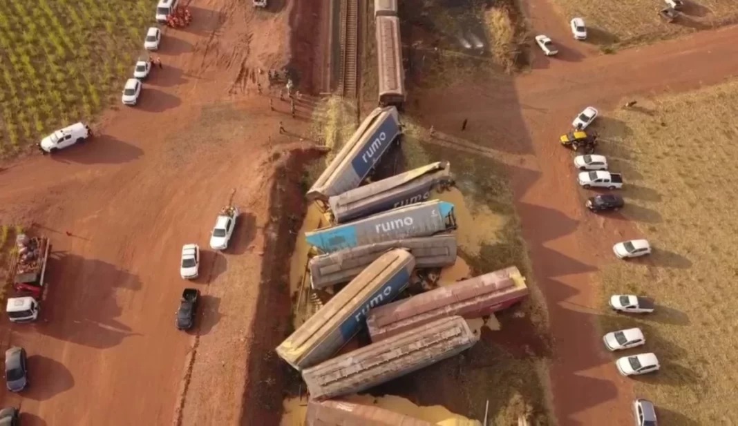 Tráfego ferroviário é retomado após retirada de vagões e locomotivas descarrilados em Araraquara
