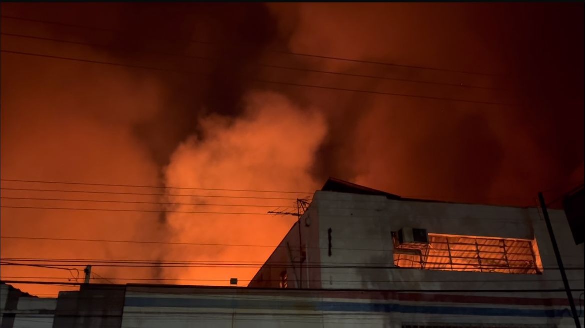 Incêndio de grandes proporções atinge barracão abandonado em Araraquara