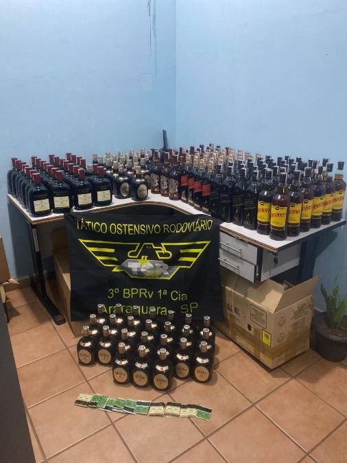 Mulheres são flagradas com grande carga de whisky falsificado em Dobrada
