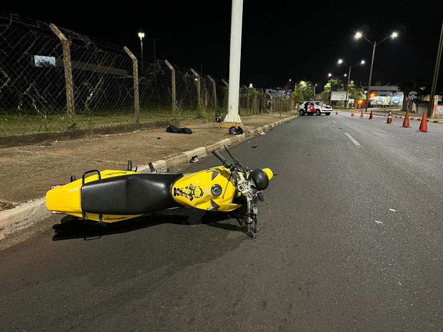 Motociclista fica gravemente ferida após colidir em estrutura de placa de sinalização na Via Expressa