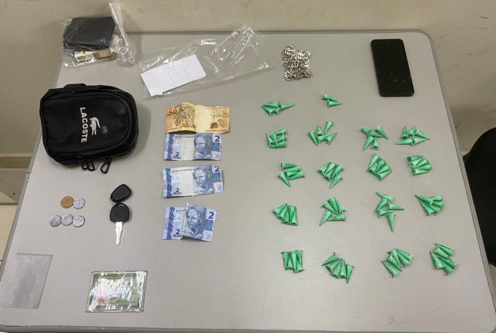 Jovem é preso com cocaína e dinheiro após tentar fugir da PM no Yolanda Ópice