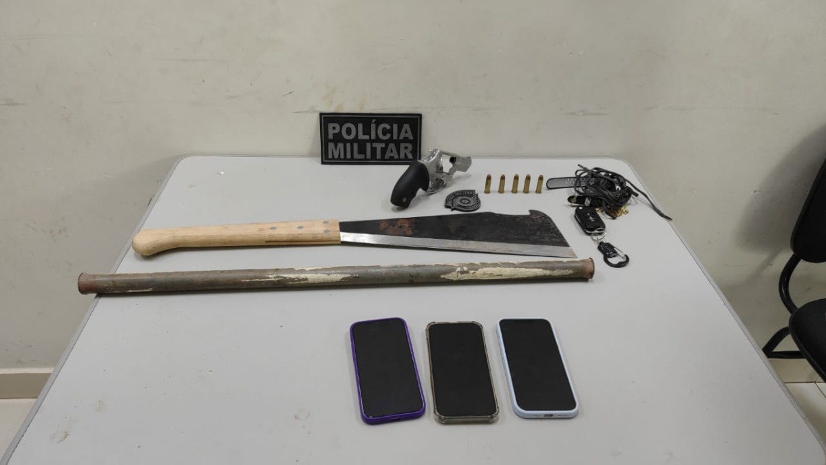 Vendedor é preso com arma de fogo, facão e barra de ferro após briga em frente a bar no Centro de Araraquara