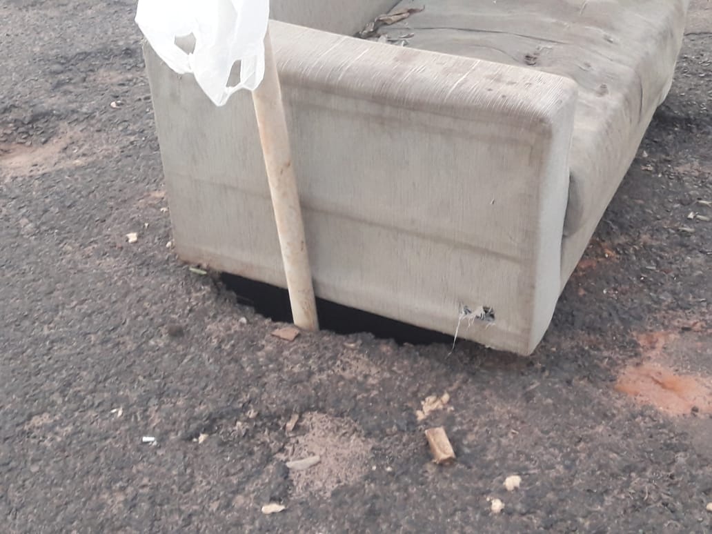 Sofá é usado para sinalizar buraco no meio da rua em Boa Esperança do Sul
