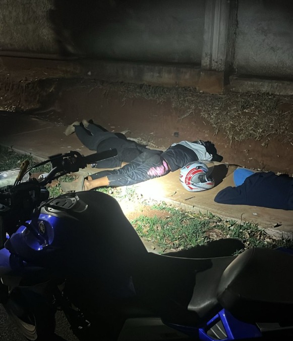 Trio é detido pela PM após serem flagrados empurrando moto furtada na Vila Xavier