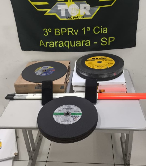 Dupla é presa pelo TOR com 73 discos de corte furtados de empresa de ferrovia na SP-310 em Araraquara