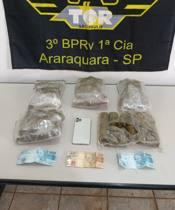Mulher é presa pelo TOR transportando 5 kg de skank na SP-310