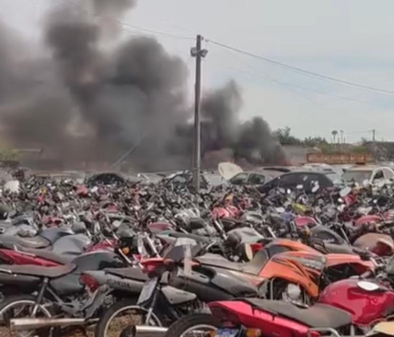 Incêndio atinge cinco carros e mobiliza Corpo de Bombeiros em pátio municipal no Yolanda Ópice