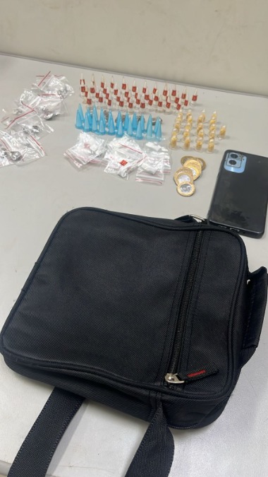 PM prende homem com drogas e captura usuário procurado pela Justiça no Valle Verde