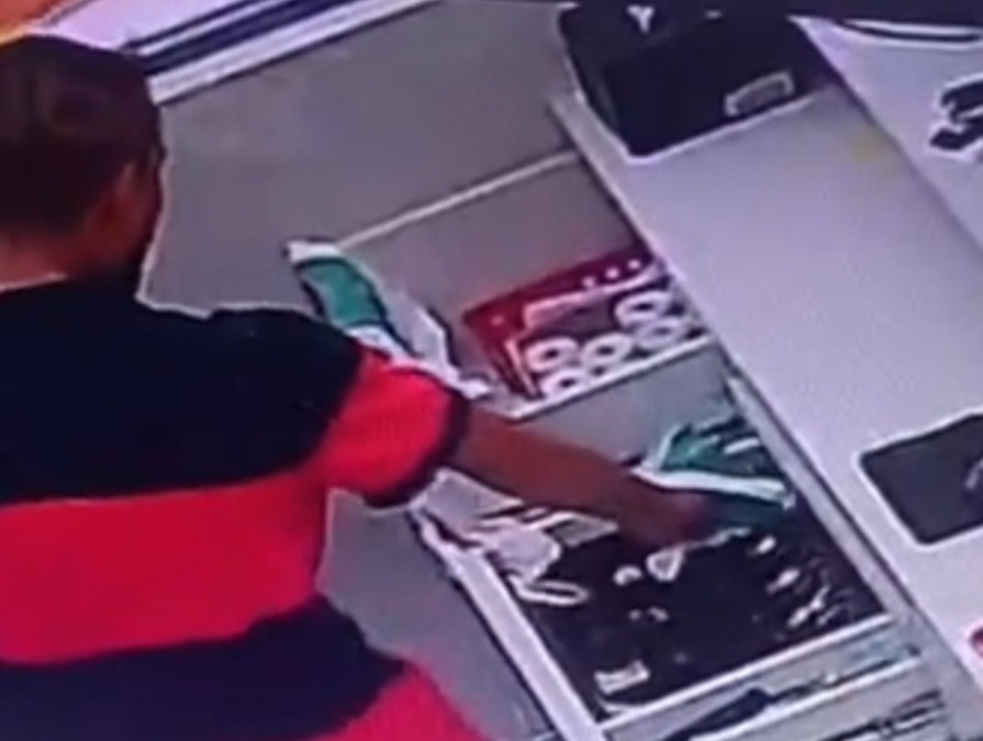 VÍDEO: Ladrão é preso pela PM após assaltar farmácia no Santa Angelina