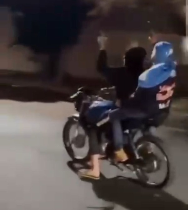 VÍDEO: Adolescentes são detidos pela Força Tática com moto roubada após “rolezinho” no Romilda Barbieri