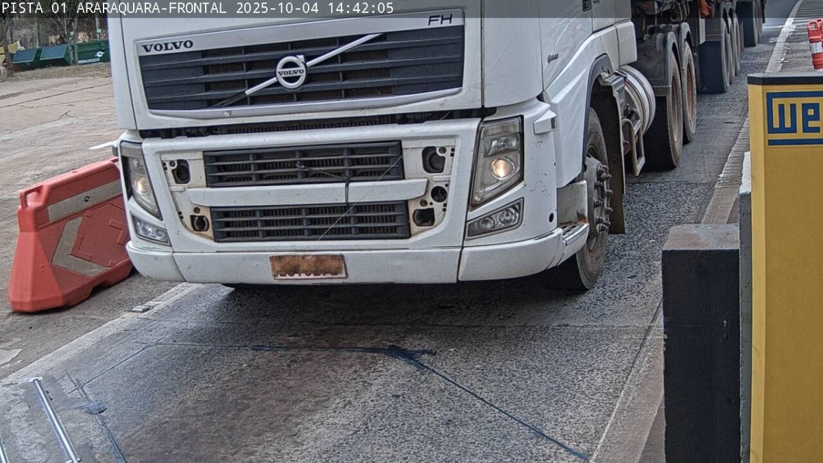 Caminhoneiro é flagrado usando lona para esconder placa e furar pedágio na SP-310 em Araraquara