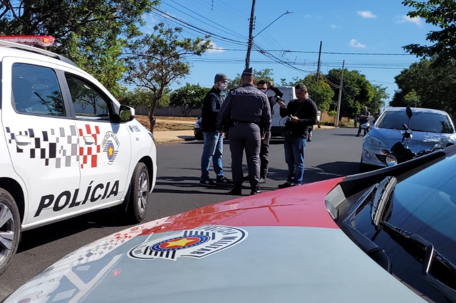 Homem armado com faca invade padaria em Araraquara e foge com dinheiro do caixa