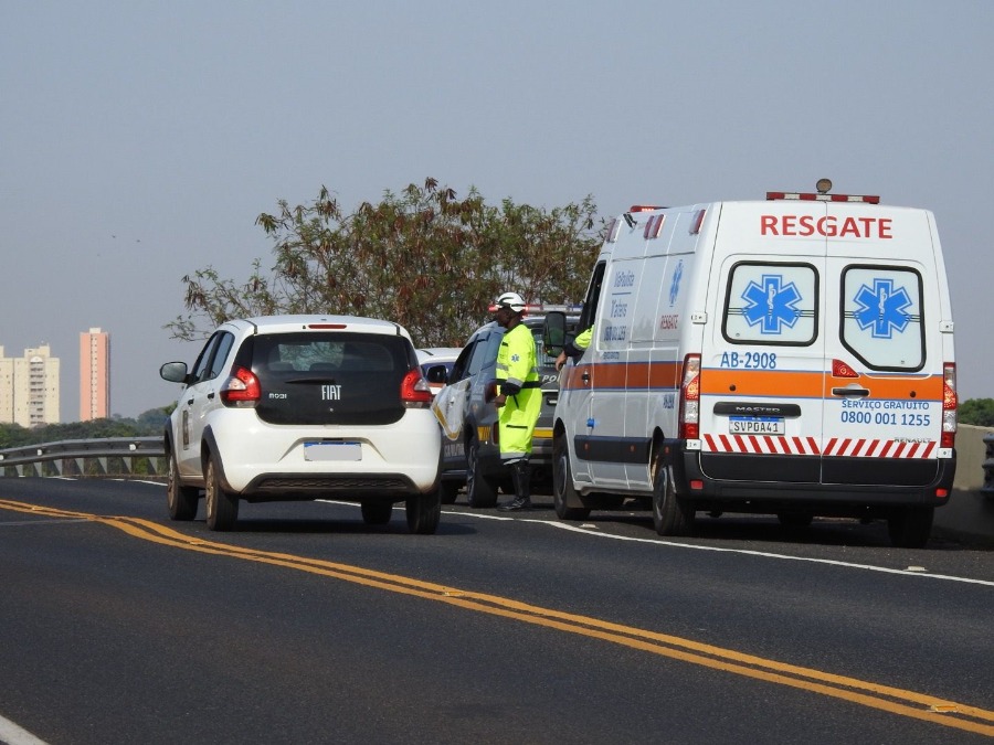 Motociclista fica gravemente ferido após colidir com defensa metálica e cair na linha férrea em Araraquara