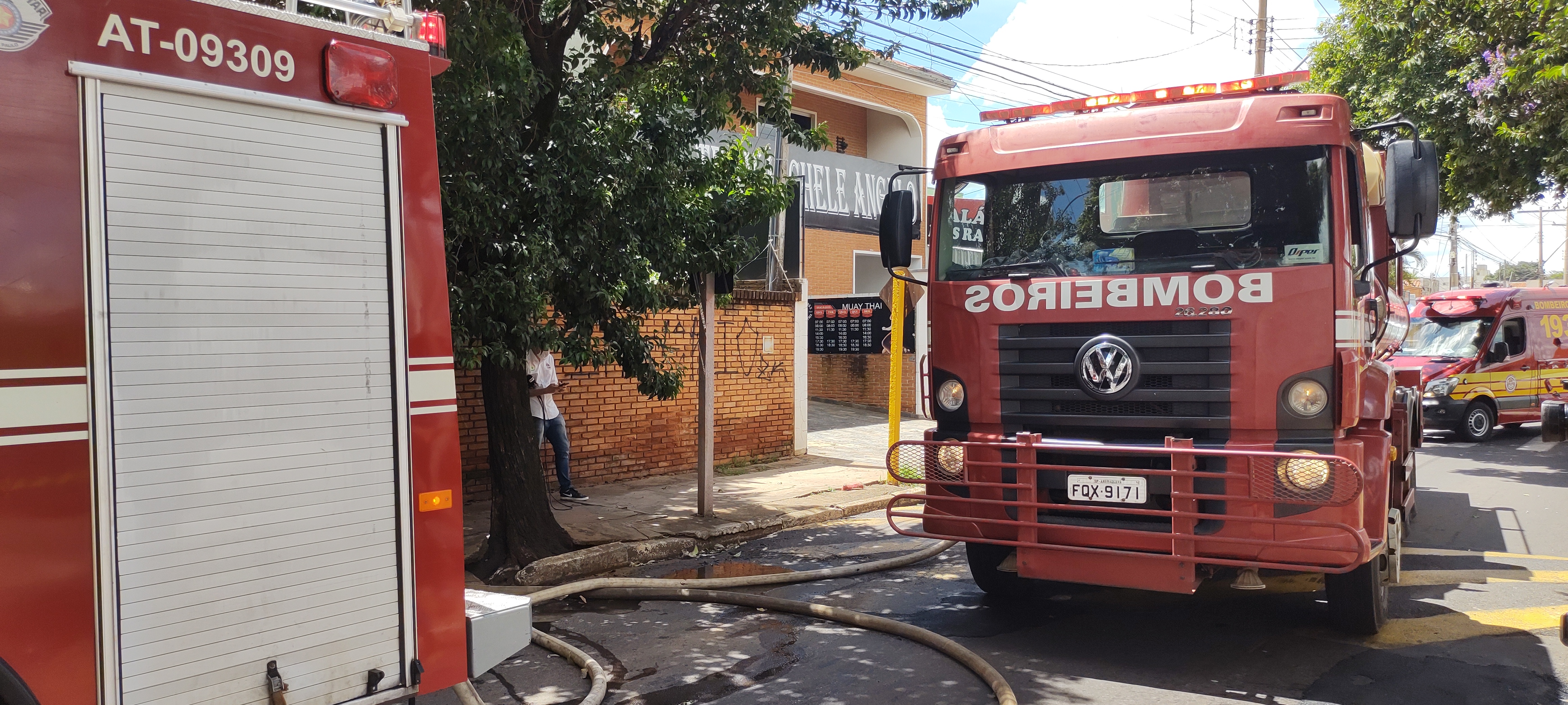 Incêndio em oficina danifica dois imóveis na Maurício Galli