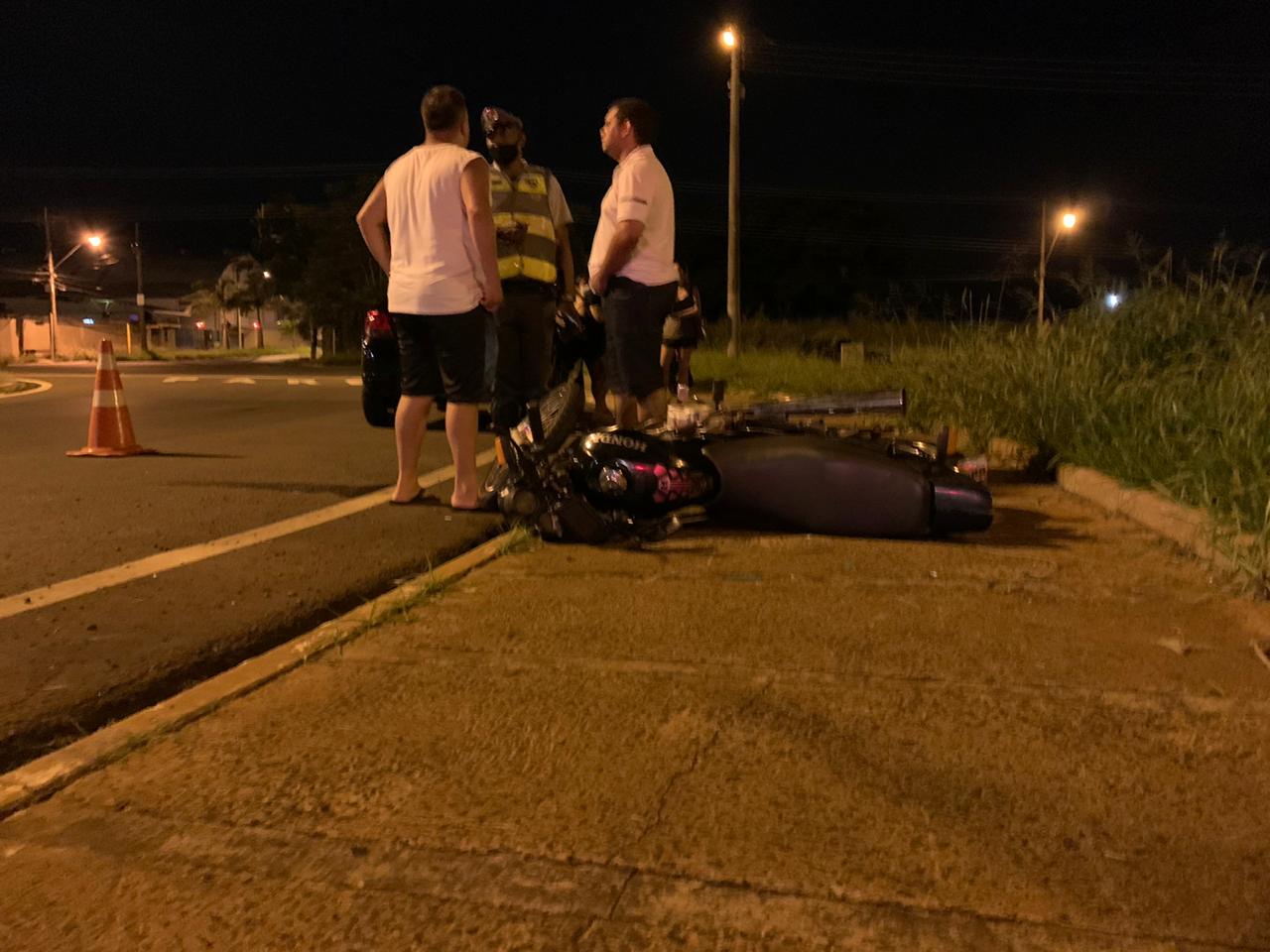 Acidente entre carro e moto deixa uma pessoa ferida na entrada do Cecap